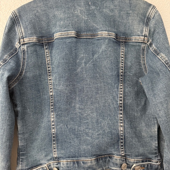 Guess NWT Women’s Distressed Denim Jacket Size Small - Picture 8 of 15
